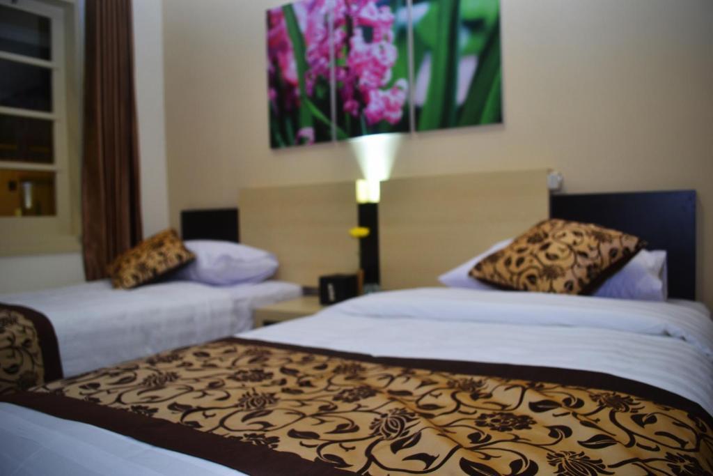 Srikandi Guesthouse Malang Exteriör bild